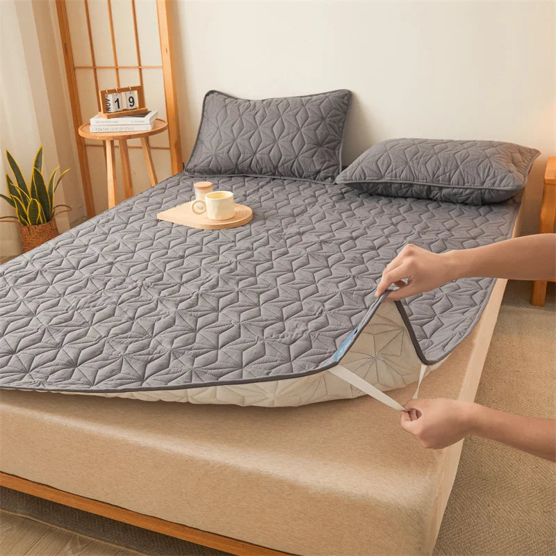 Waterproof Mattress Topper with Elastic Band Quilted Protector Pad Bedspread for Single/Double Bed